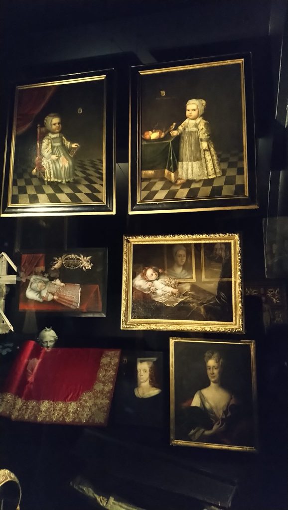Praktiska barnkläder från 1600-talet och konst från 1600 talet